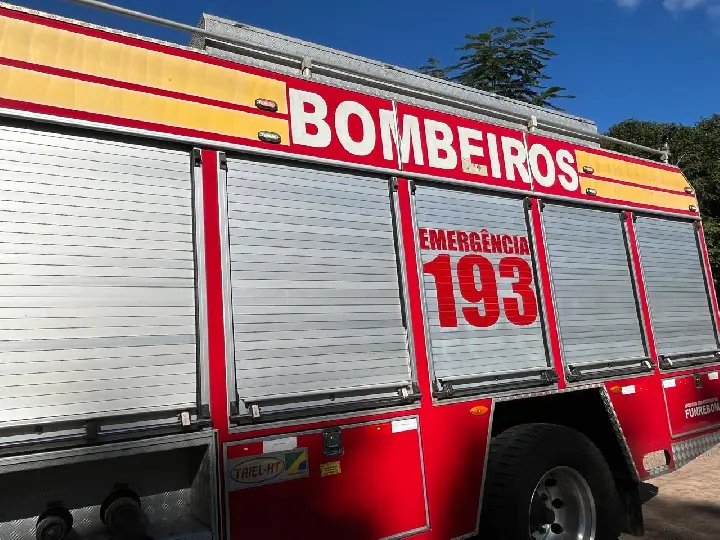 Homem indignado põe fogo na moto da namorada, no Paquetá