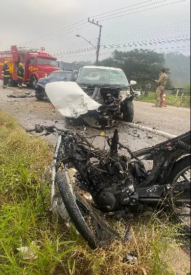 (VÍDEO) Mortos no acidente estavam na moto, diz bombeiro