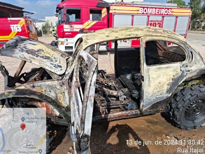 Fusca é consumido por incêndio no Limoeiro
