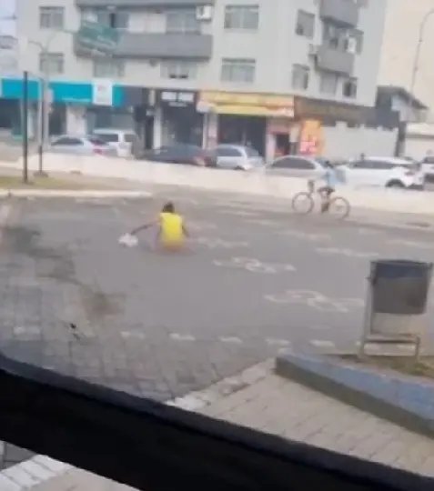 (VÍDEO) Mulher baixa as calças em frente ao terminal urbano