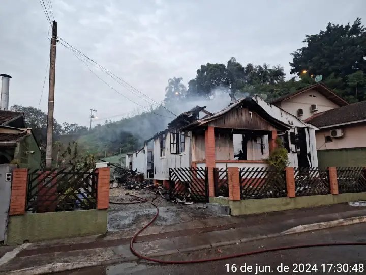Morador foi acordado por vizinho quando fogo consumia casa