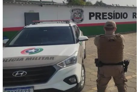 Motociclista provoca policiais e tenta fugir em disparada