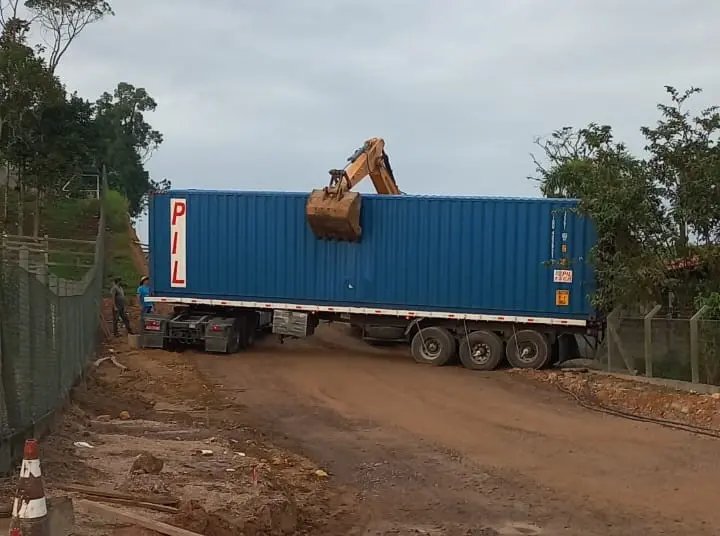 Contêiner quase tomba na Rua Ana Schwamberger