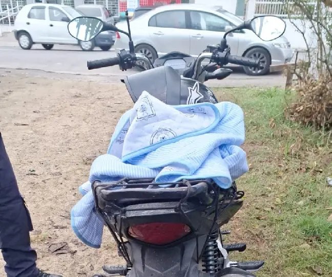 Moto é flagrada com três pessoas, sendo uma criança de 2 anos