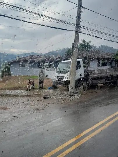 (VÍDEO) Caminhão bate e derruba dois postes no Limeira