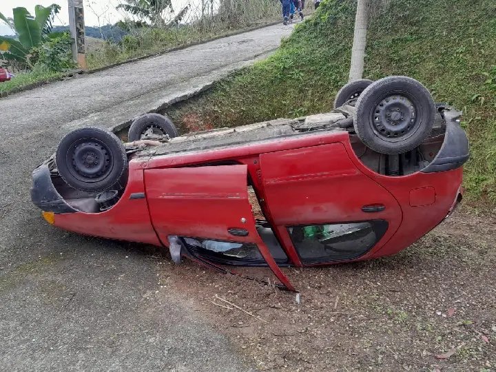 Carro capotou quando transitava pelo bairro Cedrinho 
