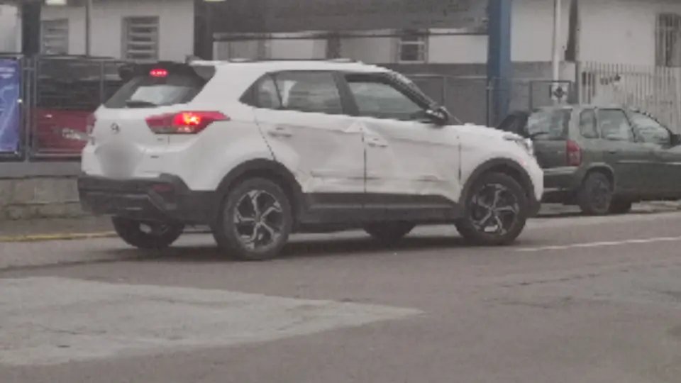 Mulher fica ferida em colisão entre carro e moto em Brusque