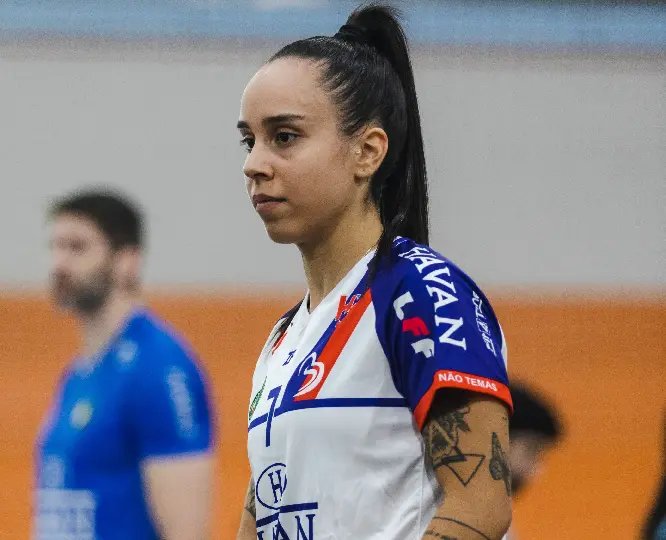 Julia Gonçalves volta a ficar a disposição do técnico Esquerda
