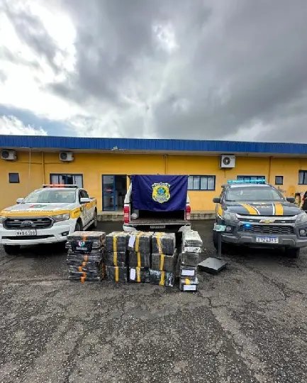 Caminhonete roubada é apreendida com quase meia tonelada de maconha