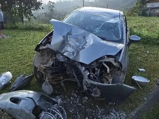 Carro sai da pista e colide contra poste na rodovia SC-108
