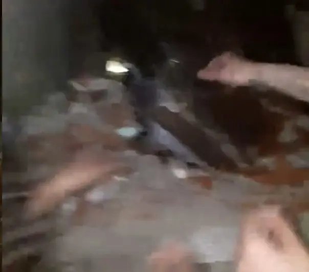 (VÍDEO) Adolescentes invadem cemitério e retiram cadáver de túmulo