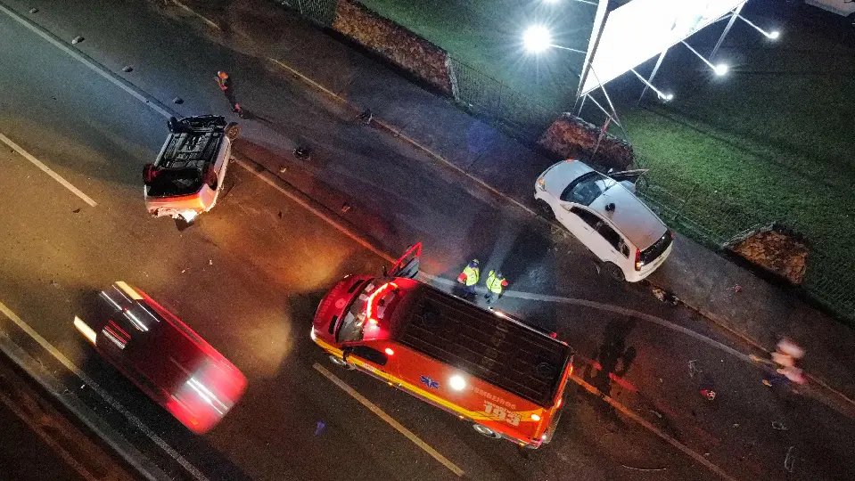 (VÍDEO) Carro capota após colisão na rodovia Antônio Heil