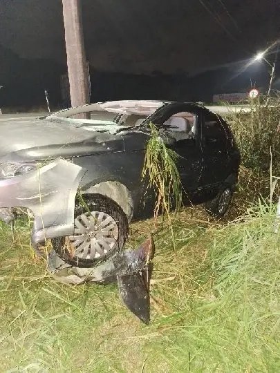 Carro sai de pista, capota e deixa um ferido no Bateias