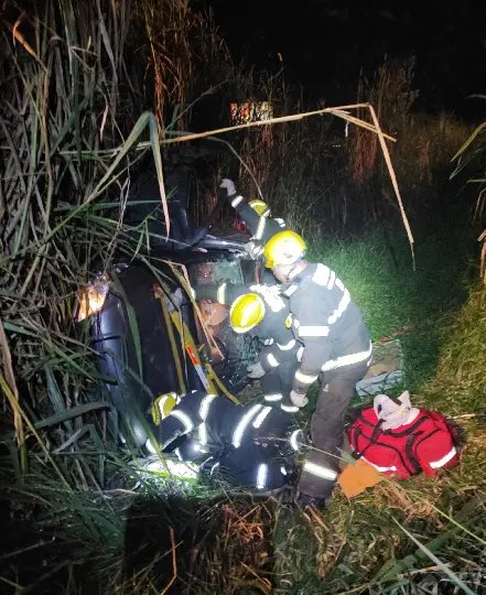 Veículo capota e cai na ribanceira, em Gaspar