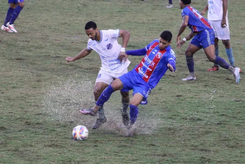 Em campo encharcado, Renaux empata com o Caravaggio