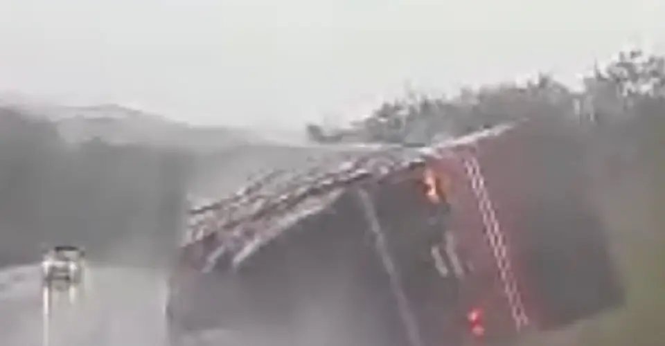 Câmera em carro registra tombamento de carreta na BR-470