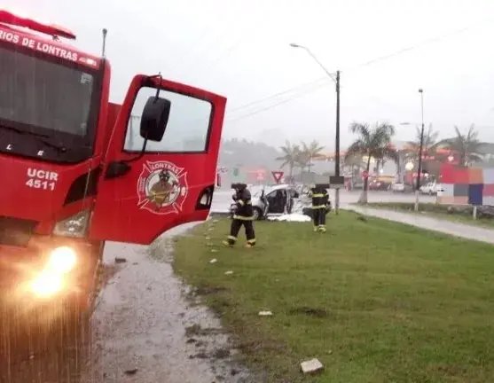 Motorista morre após grave acidente entre carro e caminhão