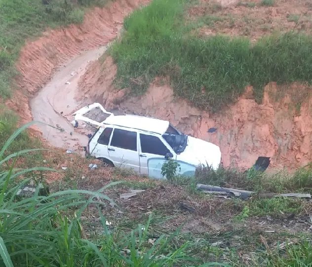 Veículo cai na vala ao desviar de outro carro