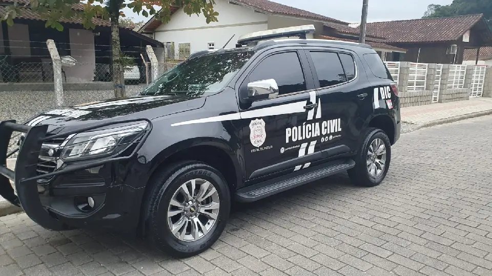 Suspeita de extorsão mediante sequestro é presa em Brusque 