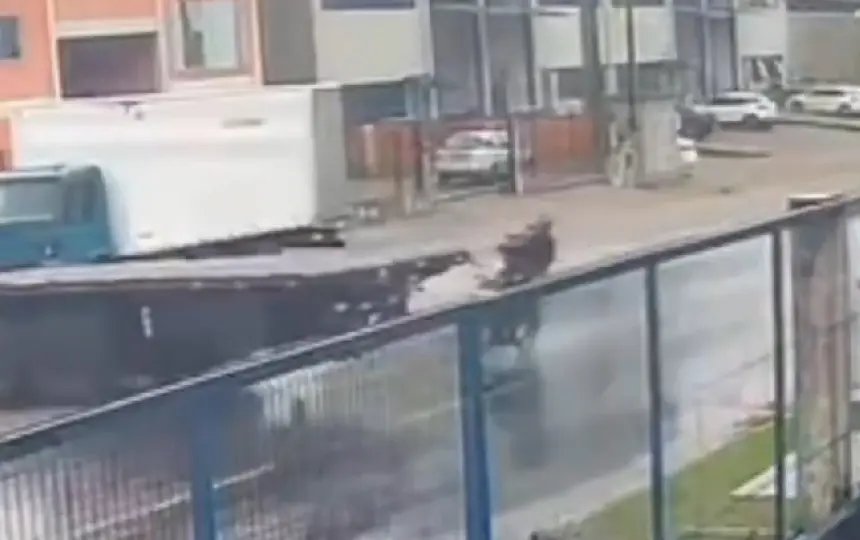 (VÍDEO) Câmera flagra colisão fatal que matou dois jovens 