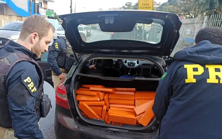 Motorista foge da abordagem mas é preso com maconha