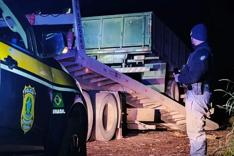 (VIDEO) Caminhão é flagrado usando celular como farol em SC