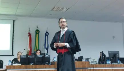 Mulher que matou marido com marretadas e facadas é condenada