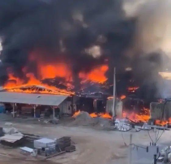 (VÍDEO) Incêndio atinge depósito de obra em Itajaí 