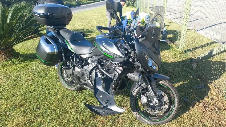 Motociclista se fere ao colidir contra cerca