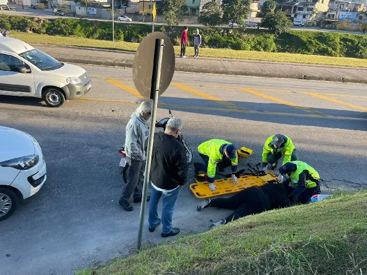 Acidente deixa ferido e causa transtorno na Bepe Roza