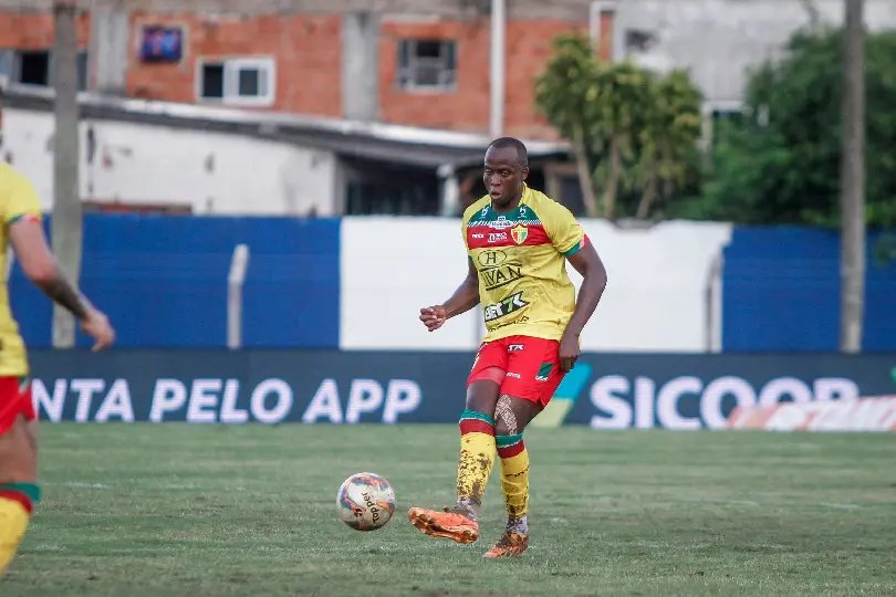 Brusque anuncia saída do zagueiro Matheus Salustiano