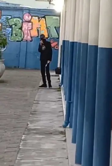 Adolescente esfaqueia rapaz dentro de escola em Palhoça