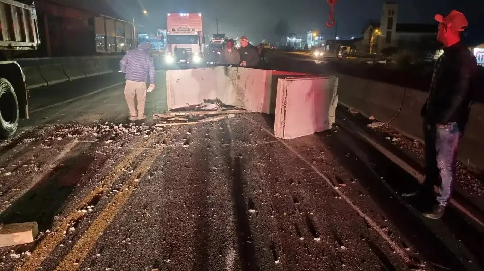 Peça de concreto cai de caminhão e causa acidente na BR-470