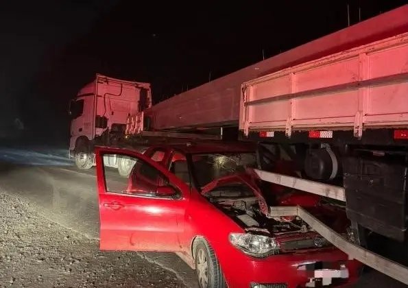 Carro para embaixo de carreta após acidente em Ituporanga