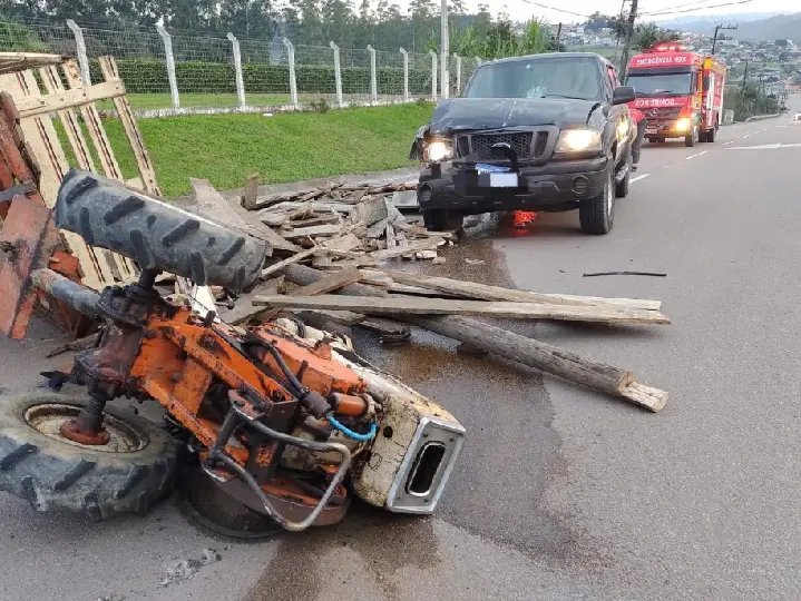 Motorista de tobata fica ferido após colisão com caminhonete 