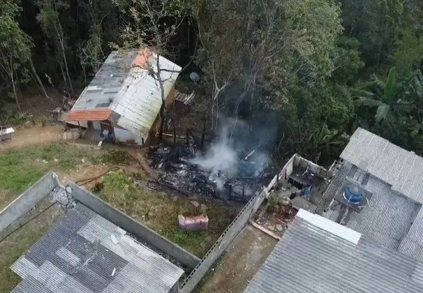 (VIDEO) Morador de Guabiruba pede ajuda após incêndio destruir casa
