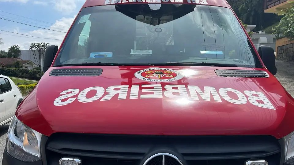 Mulher fica ferida em acidente entre bicicleta e caminhão em Brusque