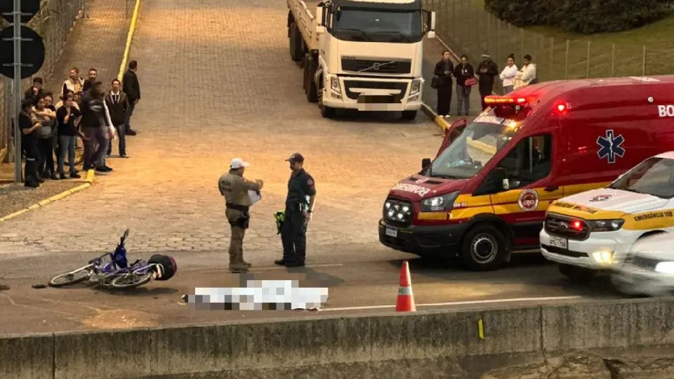Ciclista morre após colisão com caminhão na Antônio Heil
