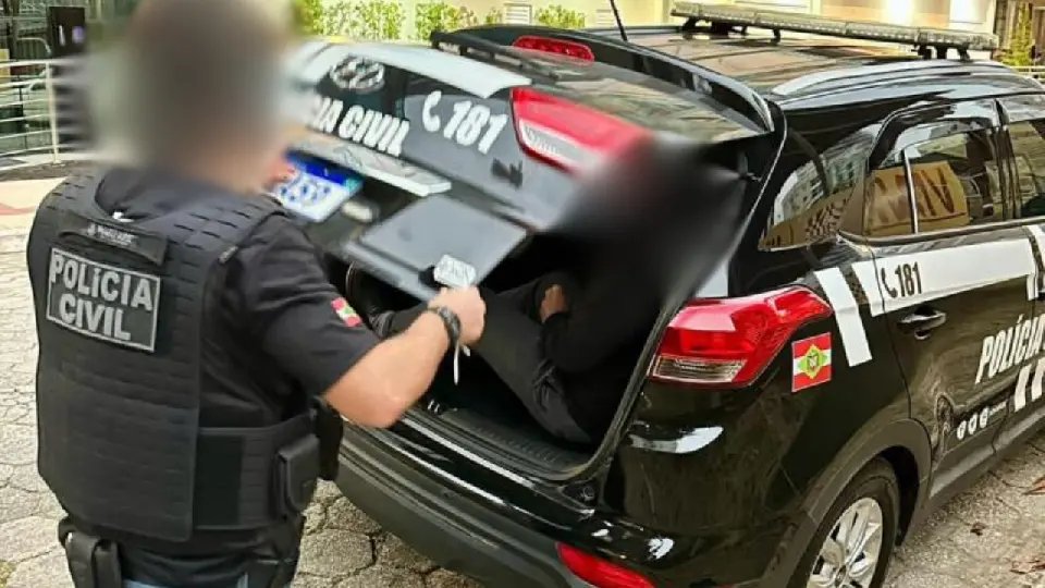 Homem que atirou no carro do amante da esposa é preso