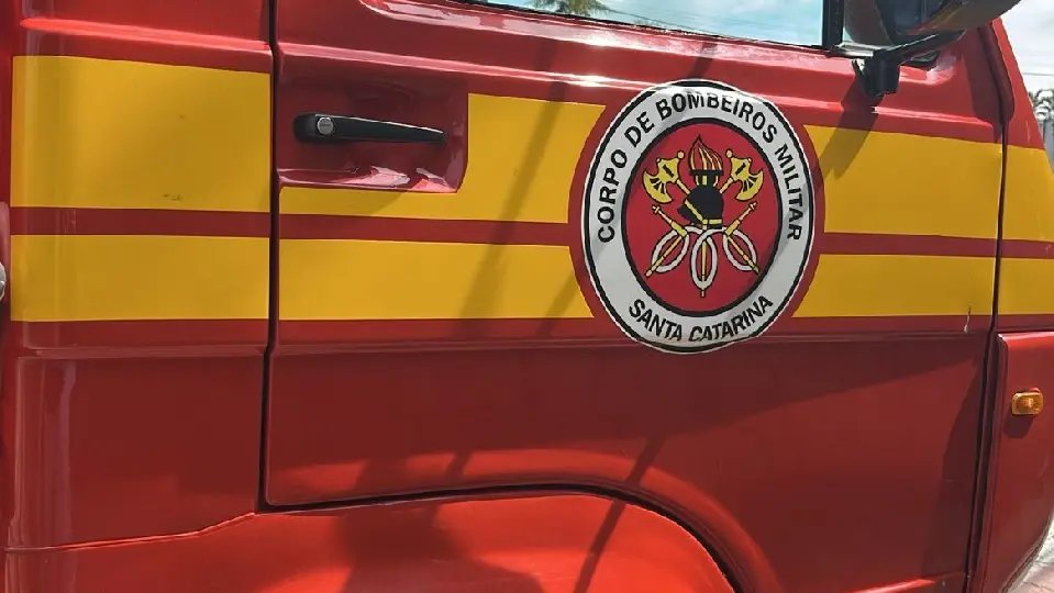 Jovem fica ferida em colisão entre carro e moto no Azambuja 