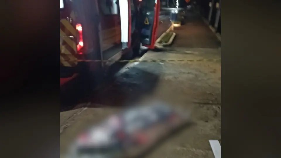 Homem é encontrado morto com marcas de facada 