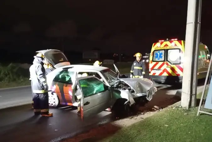 Colisão de carro contra poste deixa uma pessoa ferida