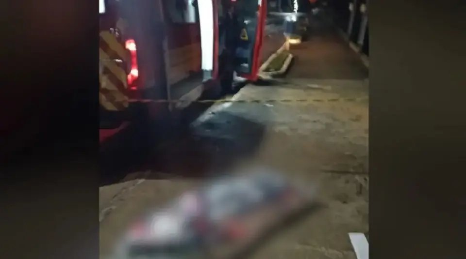 Mulher se entrega à polícia dizendo ter matado homem