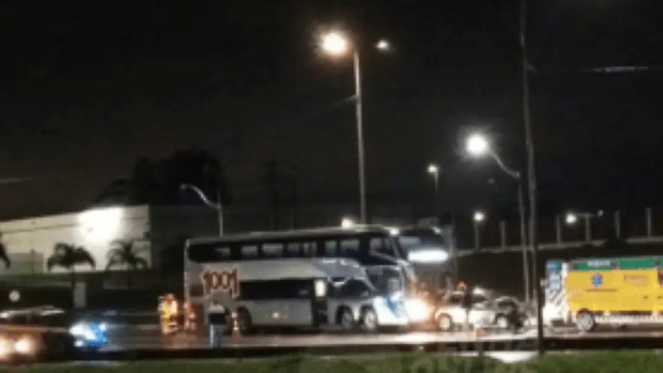 Motorista entra na contramão da BR-101 e bate de frente com ônibus