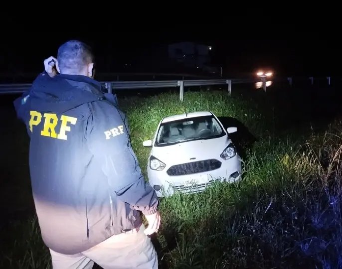 Carro furtado é localizado horas depois do crime abandonado na BR-470