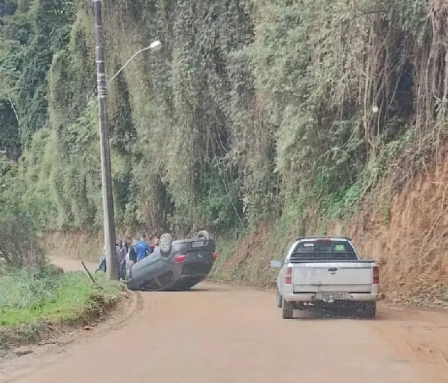 Capotamento é registrado em Brusque na tarde desta segunda-feira