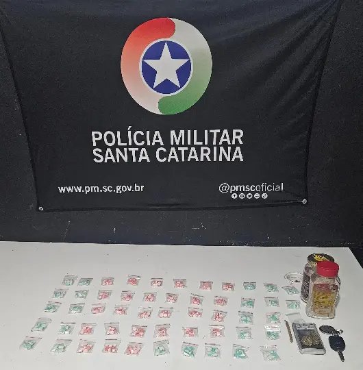 Homem é preso por tráfico após cheiro de maconha o entregar