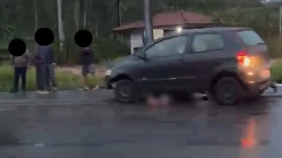 Ciclista vai parar embaixo de carro após acidente na rodovia 