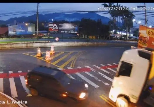 (VIDEO) Câmera flagra colisão de carro contra carreta no Limeira