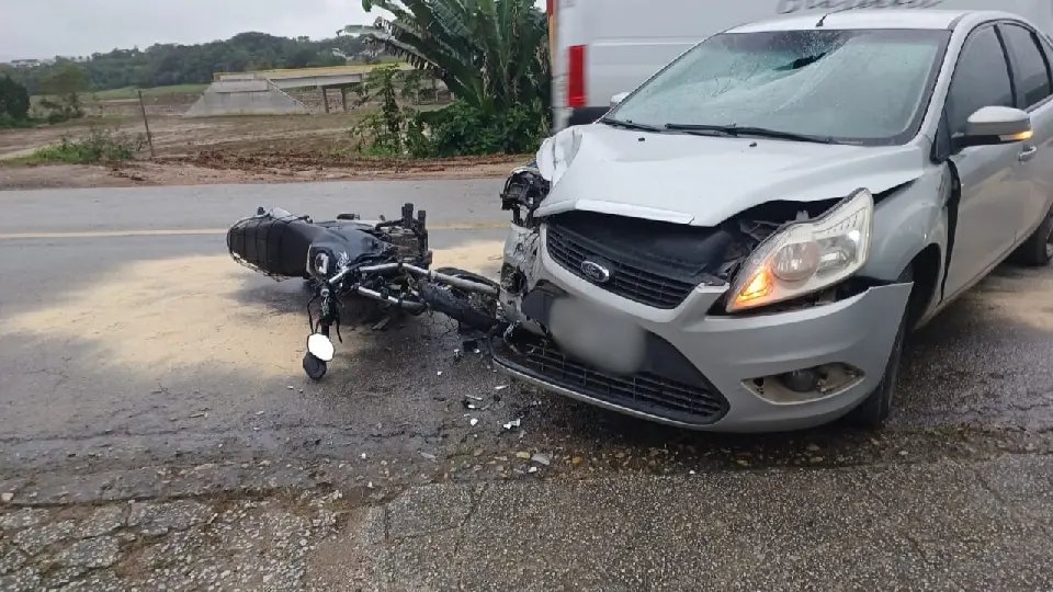 Colisão entre carro e moto deixa um ferido 